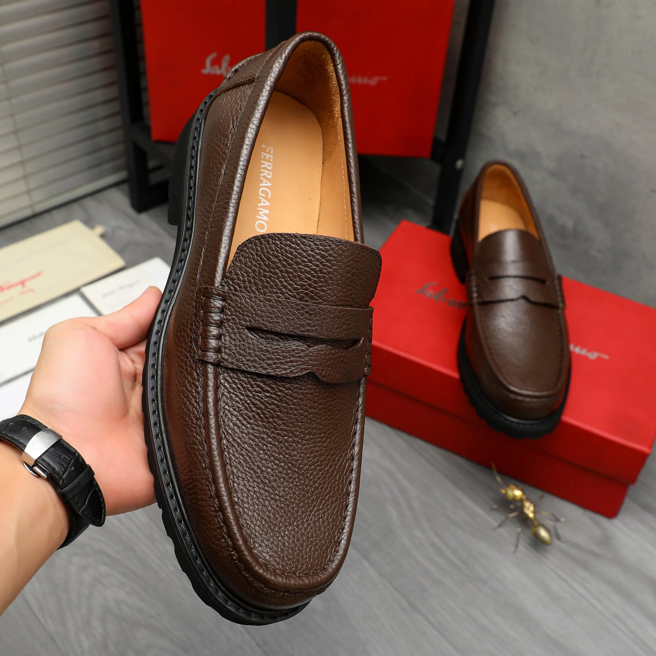 Men's shoes 💰442 Product trademark: Ferragamo "Ferragamo" business formal leather shoes Regular size: 38-46 (45.46 is custom-made and non-returnable) Product materials: Selected small pebbled cowhide upper, cowhide lining, non-slip rubber outsole